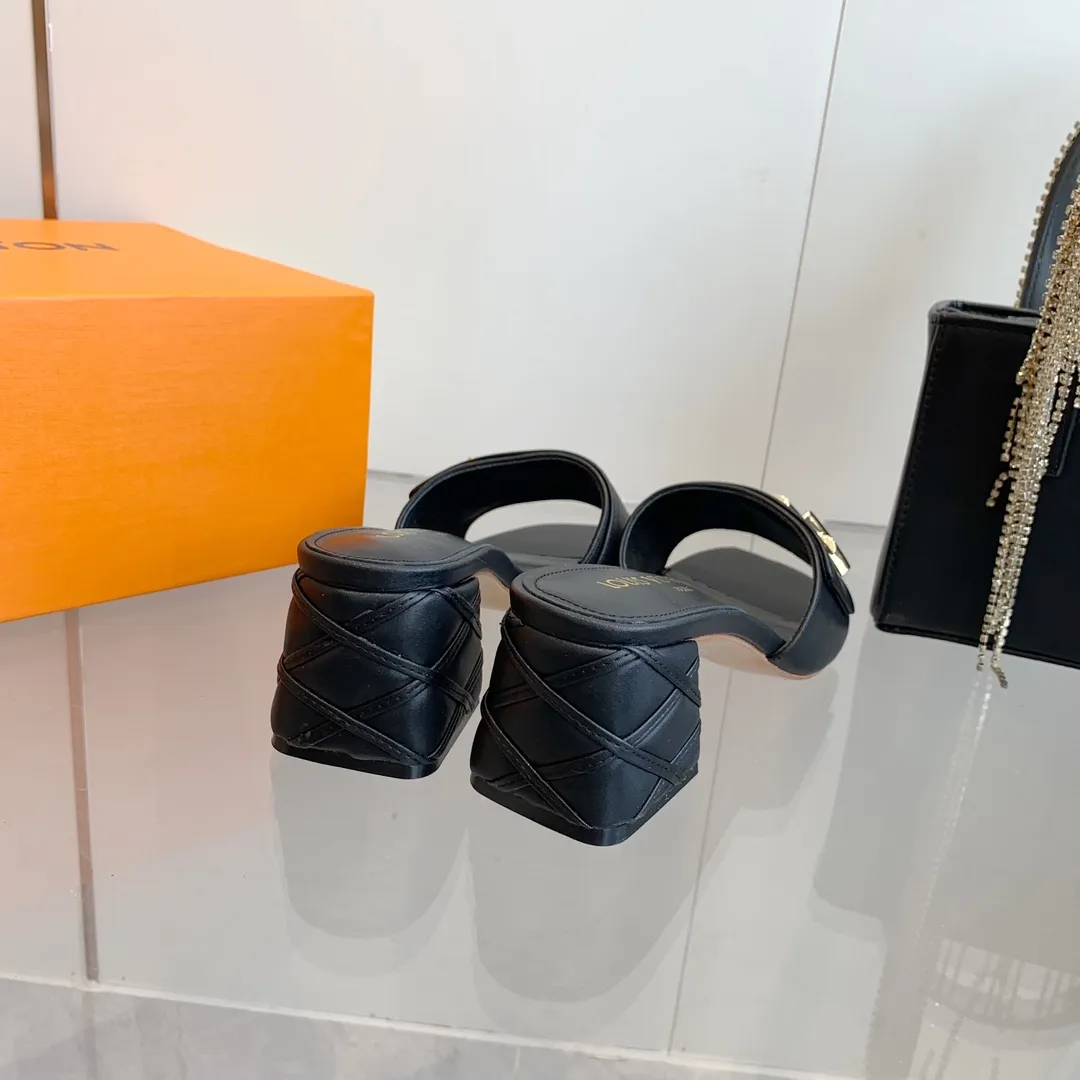 👟👟Ex-factory price 520👟👟 LV | Louis Vuitton ²⁰²³ 𝐬𝐬 🧡💚2️⃣0️⃣2️⃣4️⃣Early spring new model, top version⚠️ The counter features the latest models, square toe sandals, hard goods are new🆕 ❥Purchase level! Full of high-end feel! A popular model among bloggers at home and abroad, it’s retro and fashionable and looks amazing on your feet! Mainly recommended model on the official website★ ━━━━━ ЅᏇєєt ━━━━━ ▪️Upper: original cowhide + metal buckle ▪️Lining: imported goatskin lining ▪️Outsole: original Italian leather outsole ▪️Heel height: 5.5cm 9cm ▪️Shoe size: 35-39 (40 and 41 customized items are not returnable or exchangeable)